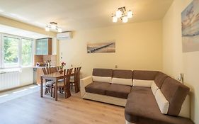Top Location, Brand New 3 Bdrm Apt & Free Parking