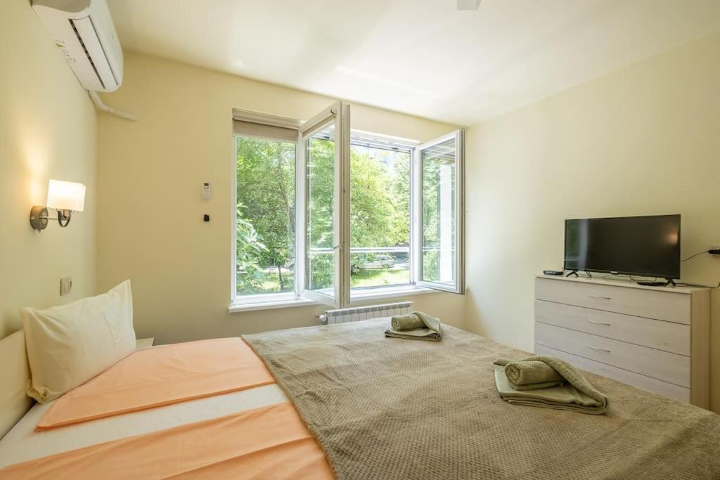Top Location, Brand New 3 Bdrm Apt & Free Parking Σόφια Εξωτερικό φωτογραφία