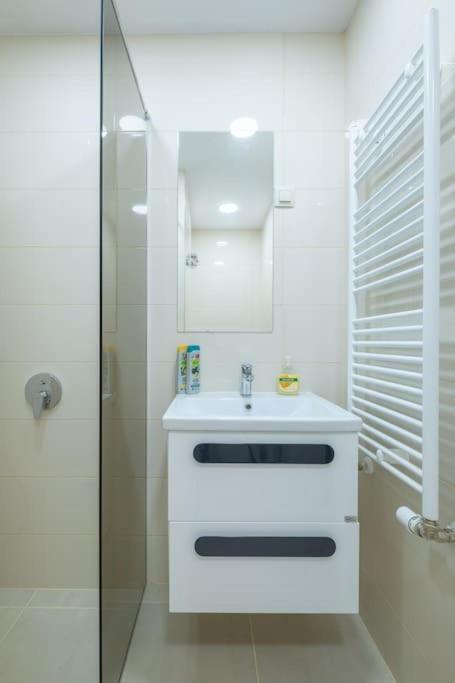 Top Location, Brand New 3 Bdrm Apt & Free Parking Σόφια Εξωτερικό φωτογραφία