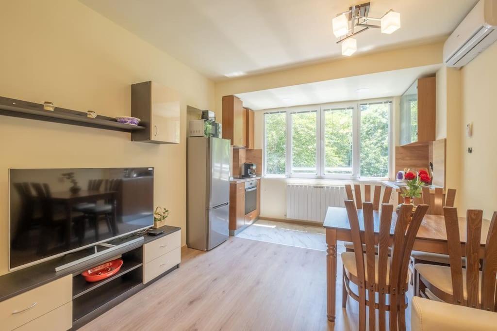 Top Location, Brand New 3 Bdrm Apt & Free Parking Σόφια Εξωτερικό φωτογραφία