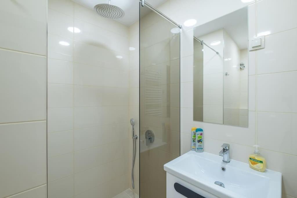 Top Location, Brand New 3 Bdrm Apt & Free Parking Σόφια Εξωτερικό φωτογραφία