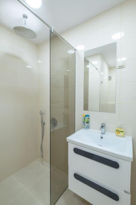 Top Location, Brand New 3 Bdrm Apt & Free Parking Σόφια Εξωτερικό φωτογραφία