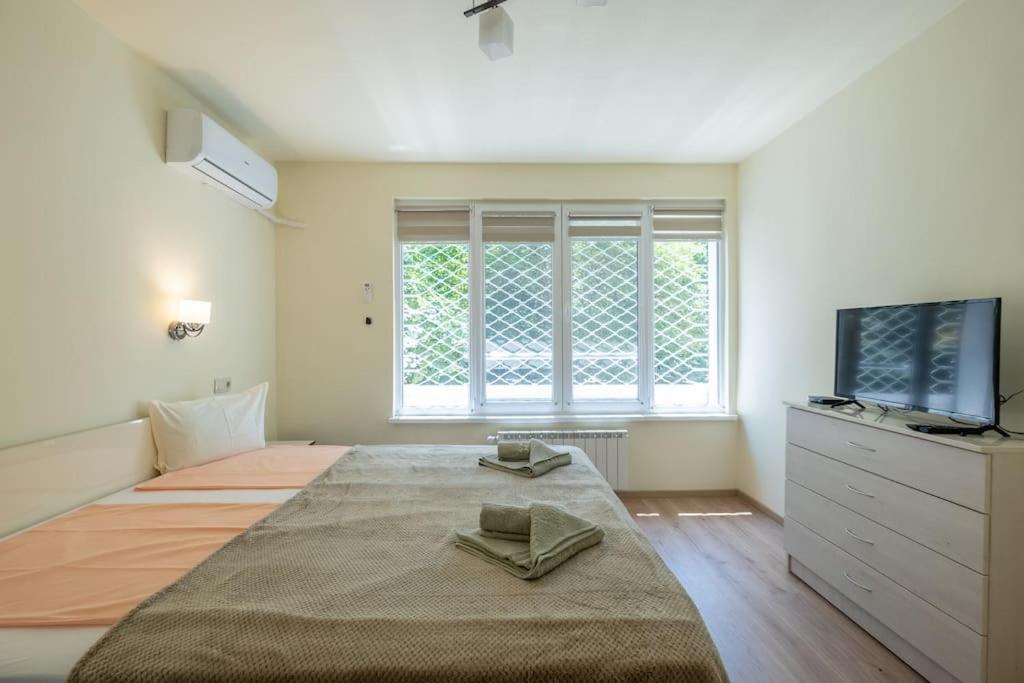 Top Location, Brand New 3 Bdrm Apt & Free Parking Σόφια Εξωτερικό φωτογραφία