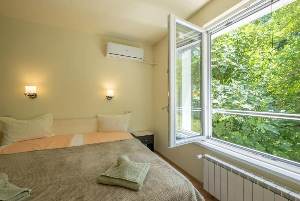 Top Location, Brand New 3 Bdrm Apt & Free Parking Σόφια Εξωτερικό φωτογραφία